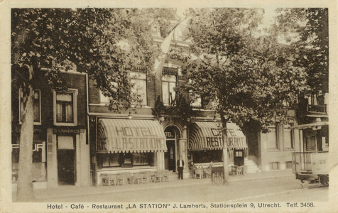 711462 Reclameprentbriefkaart van La Station , J. Lamberts, Hotel-Café-Restaurant, Stationsplein 9 te Utrecht, met een ...